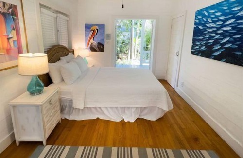 White Street Gallery District House | Amanda's Garden Getaway - Mid Town 3/2 cottage