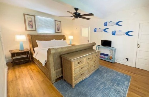 White Street Gallery District House | Amanda's Garden Getaway - Mid Town 3/2 cottage