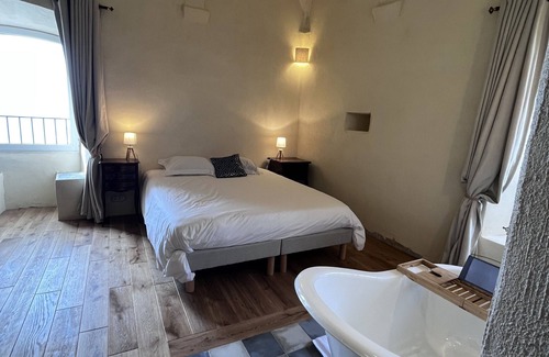 Pino Bed & Breakfast | Amandulina room in a 16th-century Genoese tower