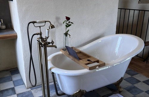 Pino Bed & Breakfast | Amandulina room in a 16th-century Genoese tower