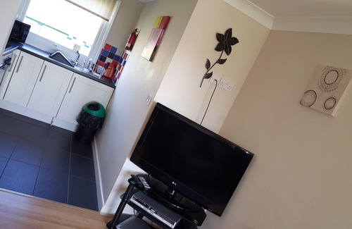 Bacton Ski Chalet | 'AMANECER' - Modern two-bedroomed chalet located on Rainbows End Park, Bacton.