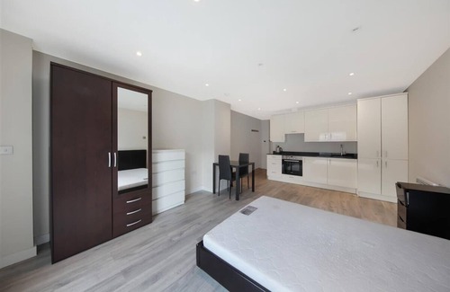 Coldharbour Apartment | Amani - Enterpriser:nA stylist living space for the professional person!