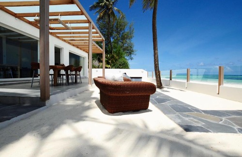 Kiwengwa Apartment | Amani Home - Moja Private Beach Suite