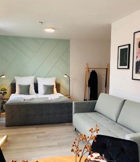 Lahr Apartment | AMAO Mantis - Design Apartment - City Center - King-Size Bed - Parking - Storchenturm - bis 10 Pers 2Whg