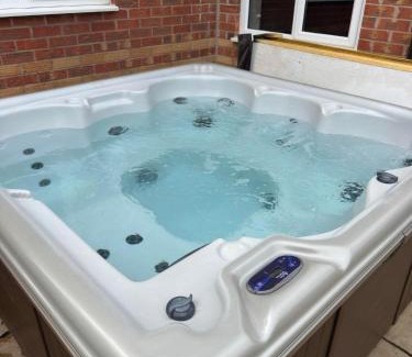 Newark House | Amaya Eight - Large 5 Bedroom - 3 Bathroom house - garden and driveway