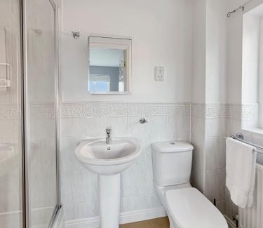 Newark House | Amaya Eight - Large 5 Bedroom - 3 Bathroom house - garden and driveway