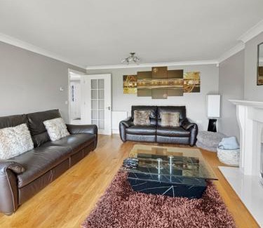Newark House | Amaya Eight - Large 5 Bedroom - 3 Bathroom house - garden and driveway