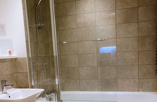 Gascoigne House | Amazing 2 bed flat with BALCONY