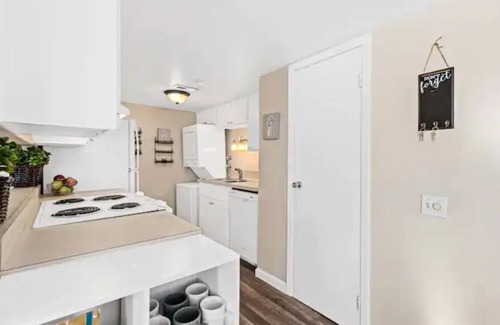 Southeast House | Amazing 2-Bed Townhome w/Garage in DTC