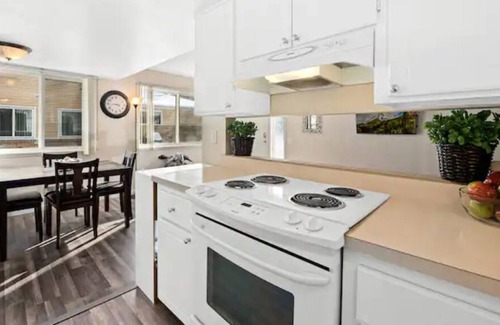 Southeast House | Amazing 2-Bed Townhome w/Garage in DTC