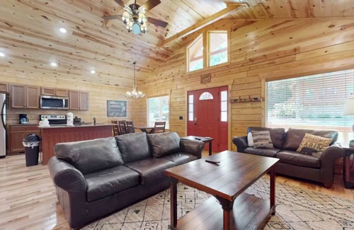 White Oak Lodge Cabin | *Amazing 2BD Cabin w/Hot Tub! Gym & Pool Access*