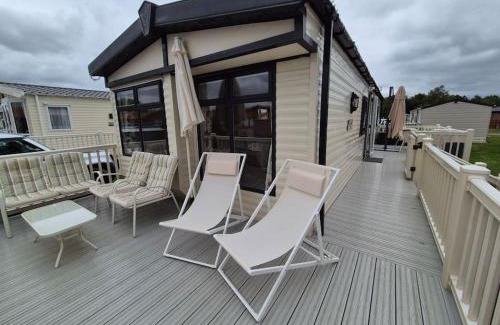 Tattershall House | Amazing 2Bedroom caravan in Lincoln, Tattershall
