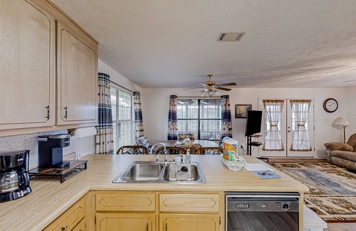 Wewahitchka Cabin | Amazing 2nd-floor home with screened porch, cornhole, grill, central AC, kitchen