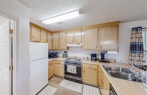 Wewahitchka Cabin | Amazing 2nd-floor home with screened porch, cornhole, grill, central AC, kitchen