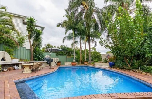 Ashgrove Apartment | Amazing 3 Bedroom Apartment With Amazing Pool