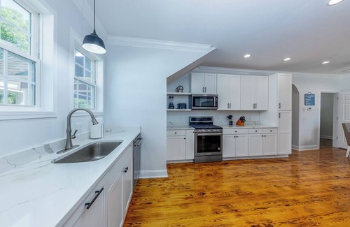 New Bern House | Amazing 3 BR Home | 5 mins to DT | Pet Friendly