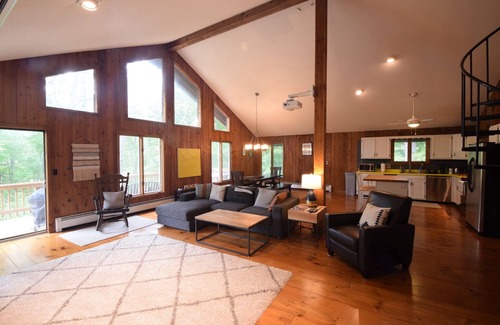 Londonderry Ski Chalet | Amazing 3-Level Chalet; 2 Kitchens, 2 Decks, HOT TUB, 5 Ski Mountains, Pets OK