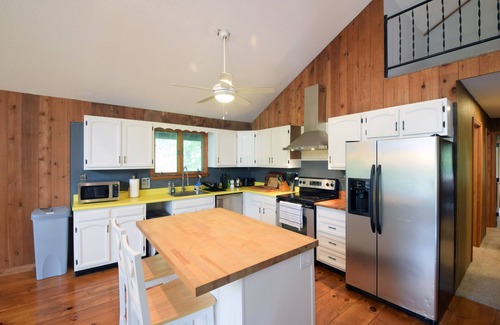 Londonderry Ski Chalet | Amazing 3-Level Chalet; 2 Kitchens, 2 Decks, HOT TUB, 5 Ski Mountains, Pets OK