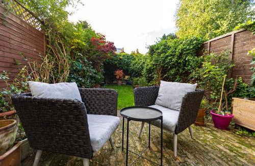 St. Dunstan's House | Amazing 3-Storey 2BR House, Patio, 5 min Limehouse