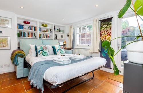 St. Dunstan's House | Amazing 3-Storey 2BR House, Patio, 5 min Limehouse