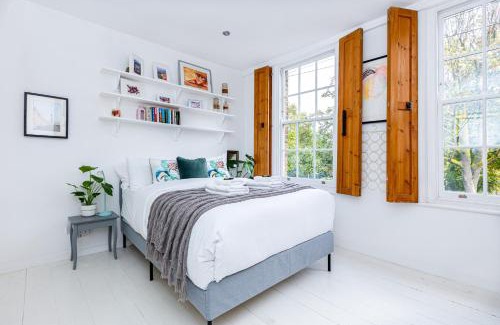 St. Dunstan's House | Amazing 3-Storey 2BR House, Patio, 5 min Limehouse