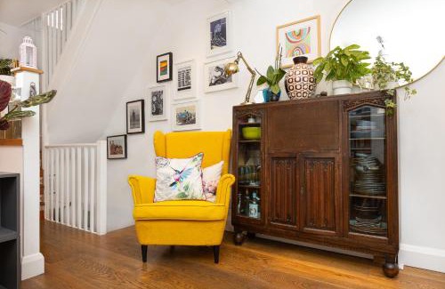 St. Dunstan's House | Amazing 3-Storey 2BR House, Patio, 5 min Limehouse