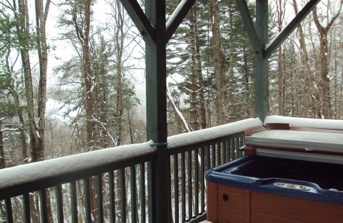 Banner Elk Cabin | Amazing 3-Story Log Cabin w/Jacuzzi, Loft, Pool & Ping Pong Table/Wi-Fi Sleep 10