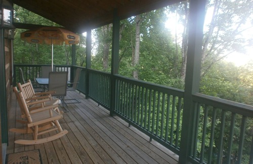 Banner Elk Cabin | Amazing 3-Story Log Cabin w/Jacuzzi, Loft, Pool & Ping Pong Table/Wi-Fi Sleep 10
