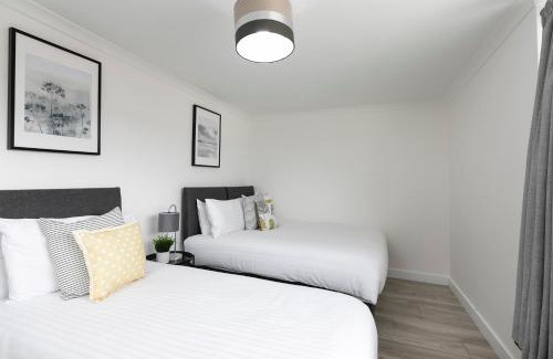 Stevenage House | Amazing 3Bed 2Bath House with Garden, Parking, WiFi Near Stevenage Train Station