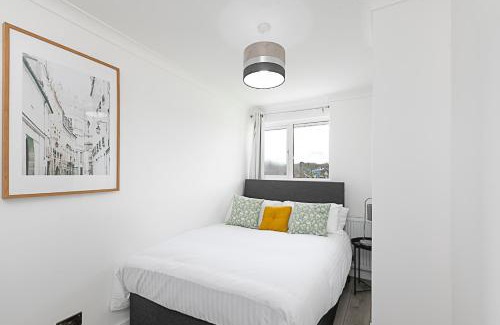 Stevenage House | Amazing 3Bed 2Bath House with Garden, Parking, WiFi Near Stevenage Train Station