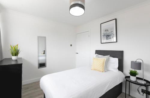 Stevenage House | Amazing 3Bed 2Bath House with Garden, Parking, WiFi Near Stevenage Train Station