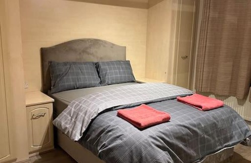 Brooklands House | Amazing 4 Bedrooms family home with free parking