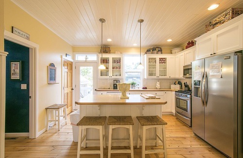 Lincoln Beach Cottage | Amazing 5 BR | 2 Masters w/Kings | Bikes | HotTub