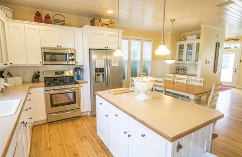 Lincoln Beach Cottage | Amazing 5 BR | 2 Masters w/Kings | Bikes | HotTub