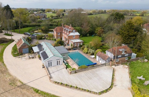 Sidlesham House | Amazing 5 BR Country Home ~ Pool, Gym, Yoga Studio