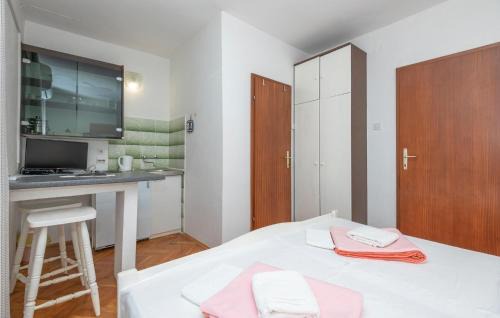 Stari Grad Apartment | Amazing Apartment In Stari Grad With Kitchen