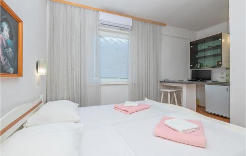 Stari Grad Apartment | Amazing Apartment In Stari Grad With Kitchen