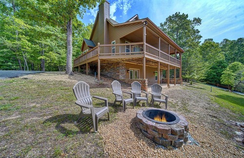 Young Harris Cabin | Amazing Appalachian Mountain Views from Every Room!
