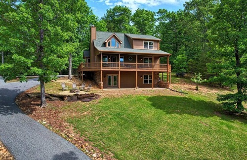 Young Harris Cabin | Amazing Appalachian Mountain Views from Every Room!