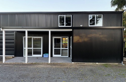 Tamahere House | Amazing Barndominium with farm views. nHalfway between Cambridge and Hamilton.