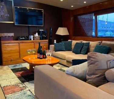 Sant Adria de Besos Boat Rental | Amazing boat to sleep in Barcelona
