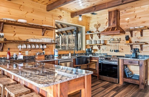 Bluff Mountain Cabin | Amazing BRAND NEW Pool Cabin, Incredible Views and Amenities