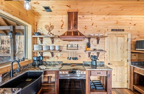 Bluff Mountain Cabin | Amazing BRAND NEW Pool Cabin, Incredible Views and Amenities