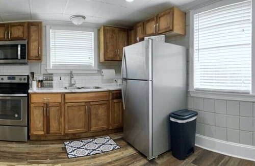 Statesboro House | Amazing Cottage -Located on Blue Mile-Close to GSU