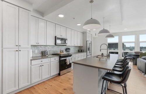 Downtown Salt Lake City Apartment | Amazing Deluxe 2BR Pool Gym Htub