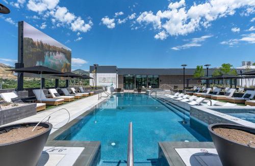 Downtown Salt Lake City Apartment | Amazing Deluxe 2BR Pool Gym Htub