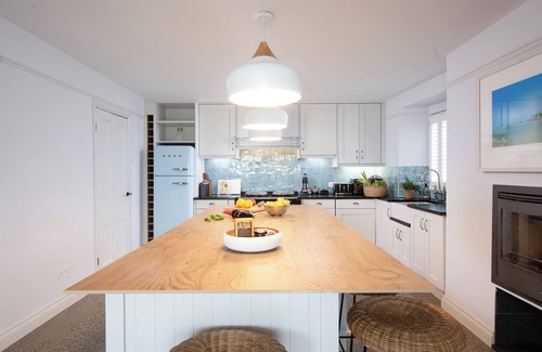 Newquay House | Amazing family home 400m to beach with hot tub, cinema den, games & yoga room