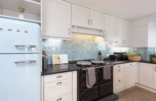 Newquay House | Amazing family home 400m to beach with hot tub, cinema den, games & yoga room