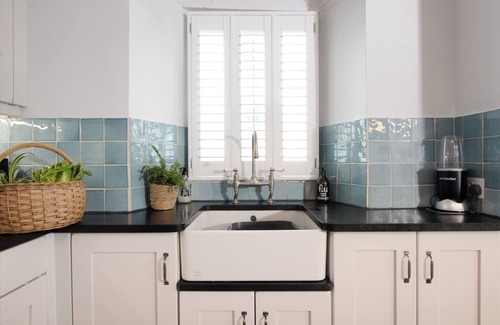 Newquay House | Amazing family home 400m to beach with hot tub, cinema den, games & yoga room