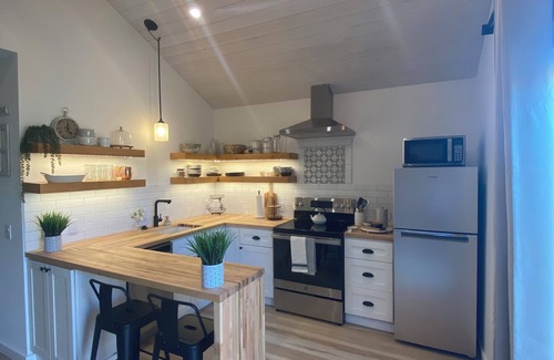 Napa Cottage | Amazing Farmhouse Style Cottage Near Downtown Napa!
